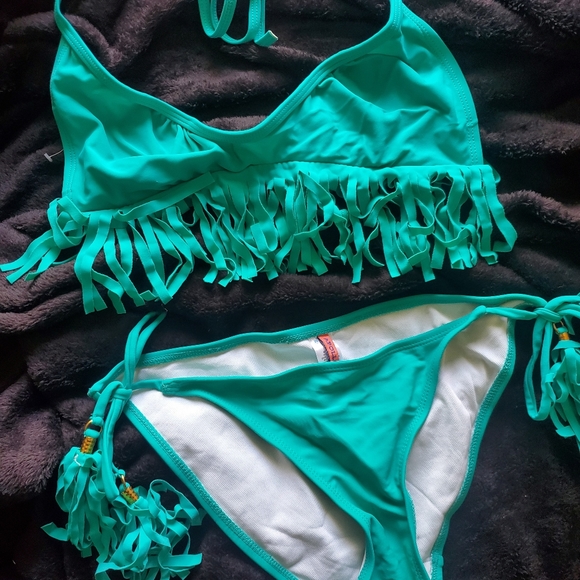 Bikini - Picture 1 of 2